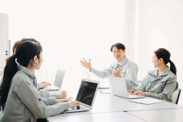 会議で戦略を議論するチームメンバー